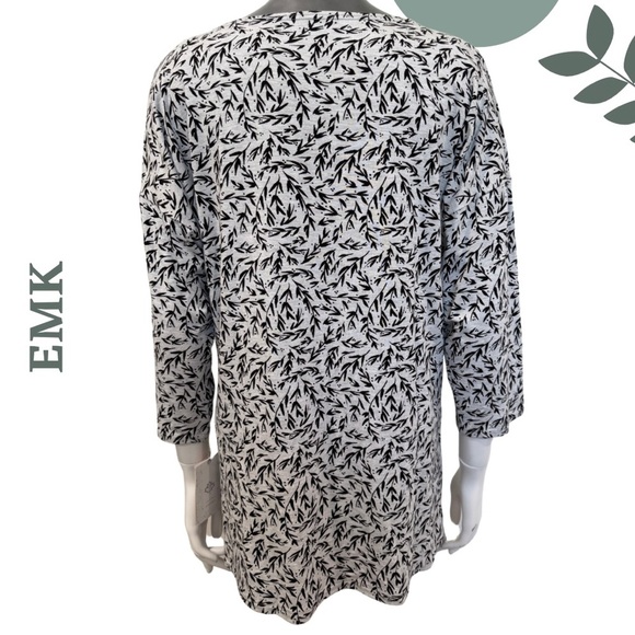EMK Medium Graphic Leaf Pattern Top | Ursula 3/4 Sleeve Tee | Grey Black - Picture 4 of 7